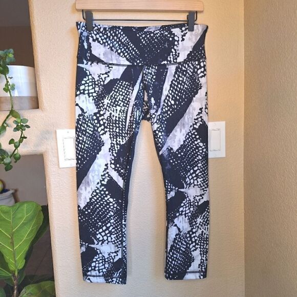 Lululemon Wunder Under Crop Mist White Black size 8 - Picture 2 of 5